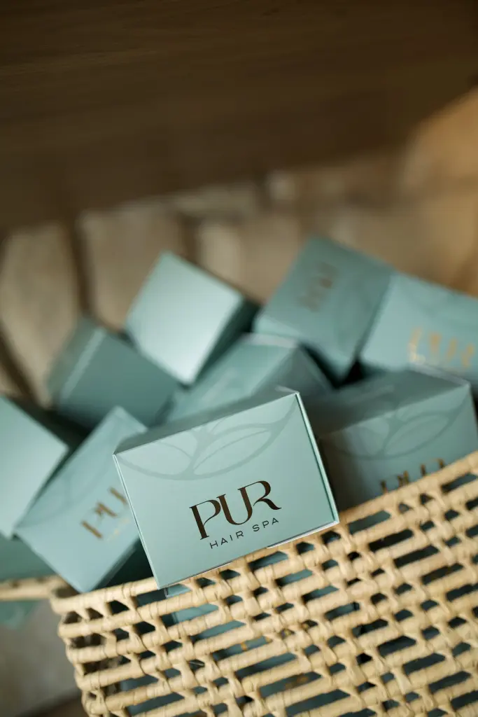 Caixas de presente azuis da PUR em uma cesta
