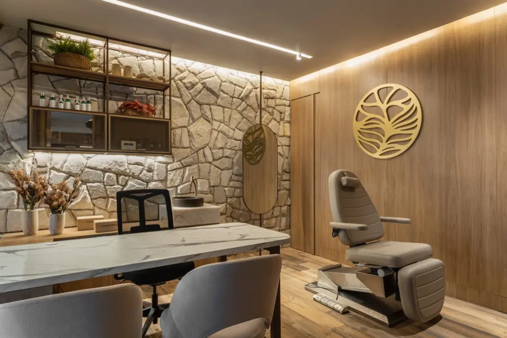 Sala de atendimento com mesa de mármore, cadeira de procedimentos e o símbolo dourado da PUR